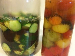 容器に入れた野菜をピクルス液を浸します