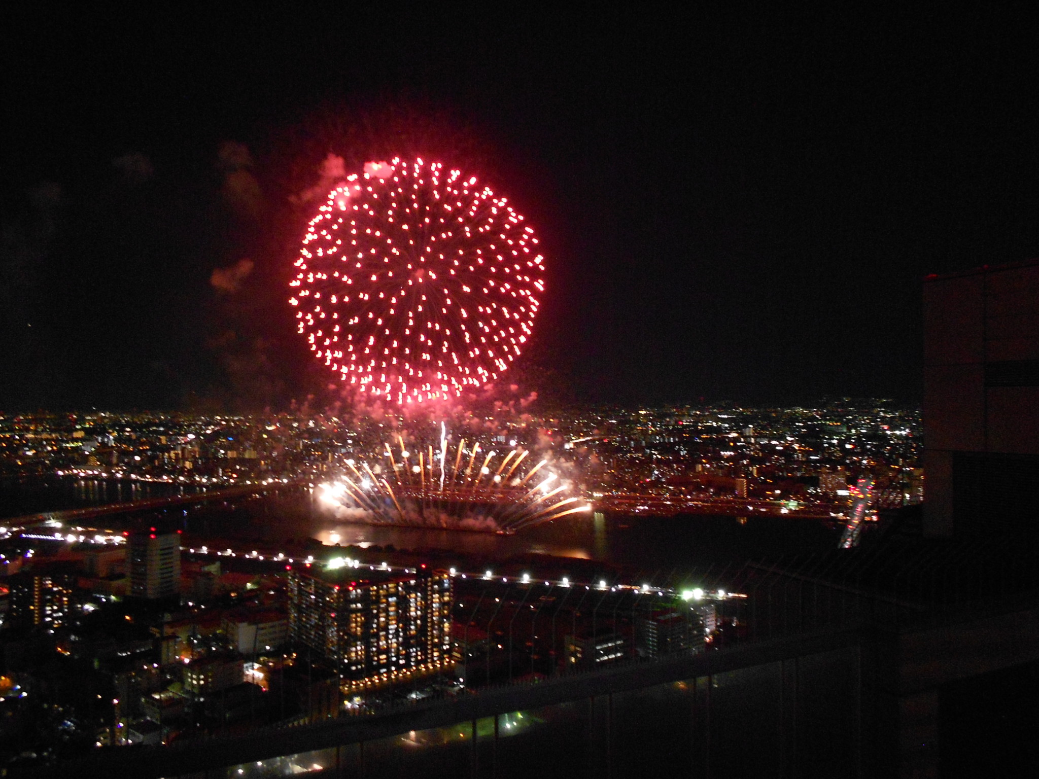 大阪 夏の一大イベント なにわ淀川花火大会 を梅田スカイビルから楽しんでみませんか