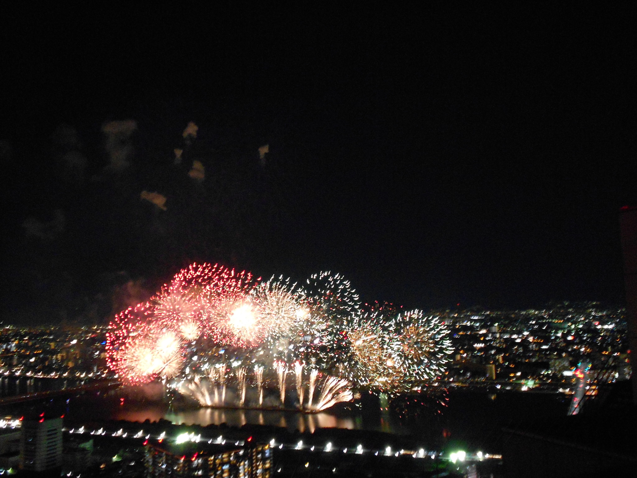 大阪 夏の一大イベント なにわ淀川花火大会 を梅田スカイビルから楽しんでみませんか