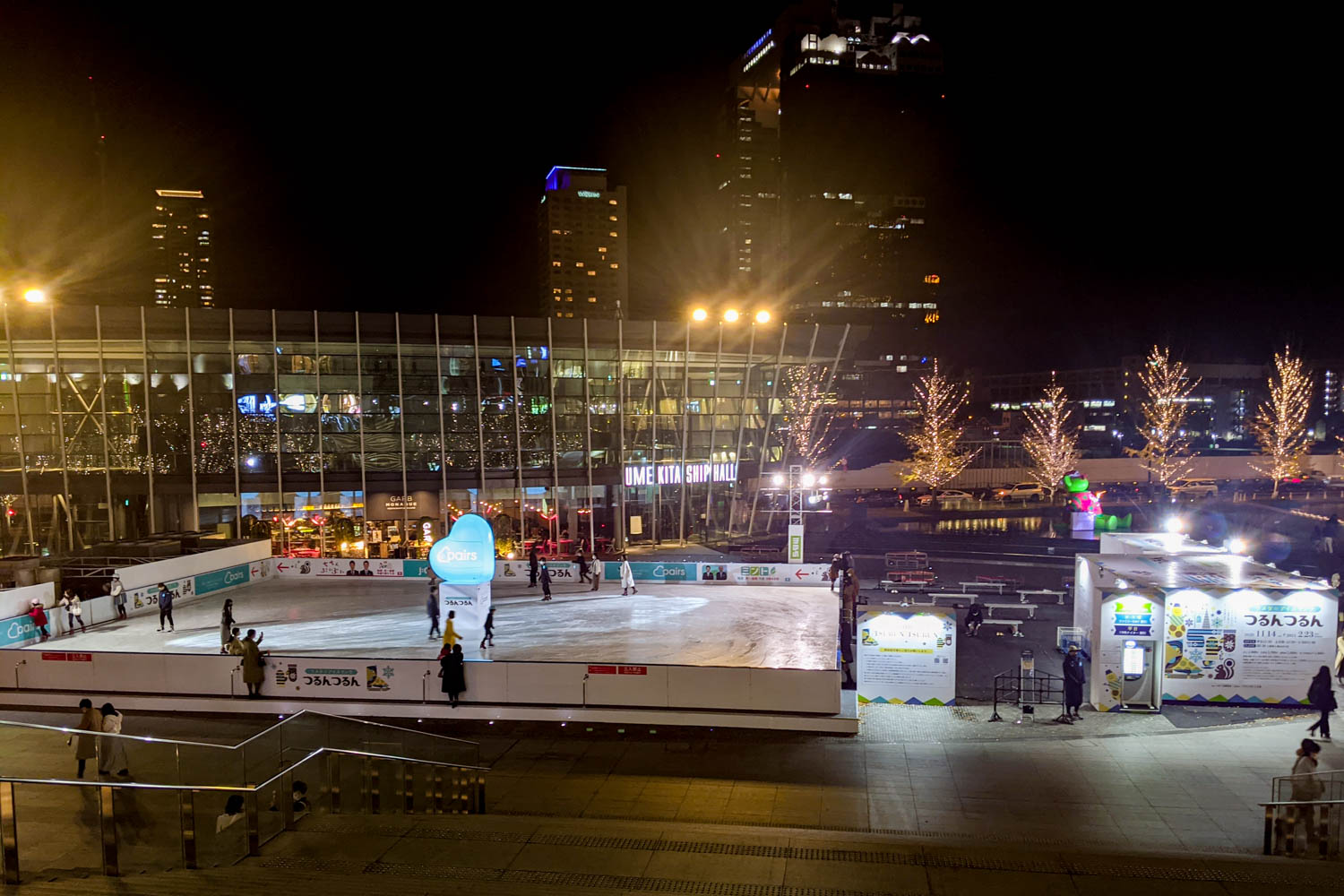グランフロント大阪でアイススケートができる ウメダアイスリンクつるんつるん