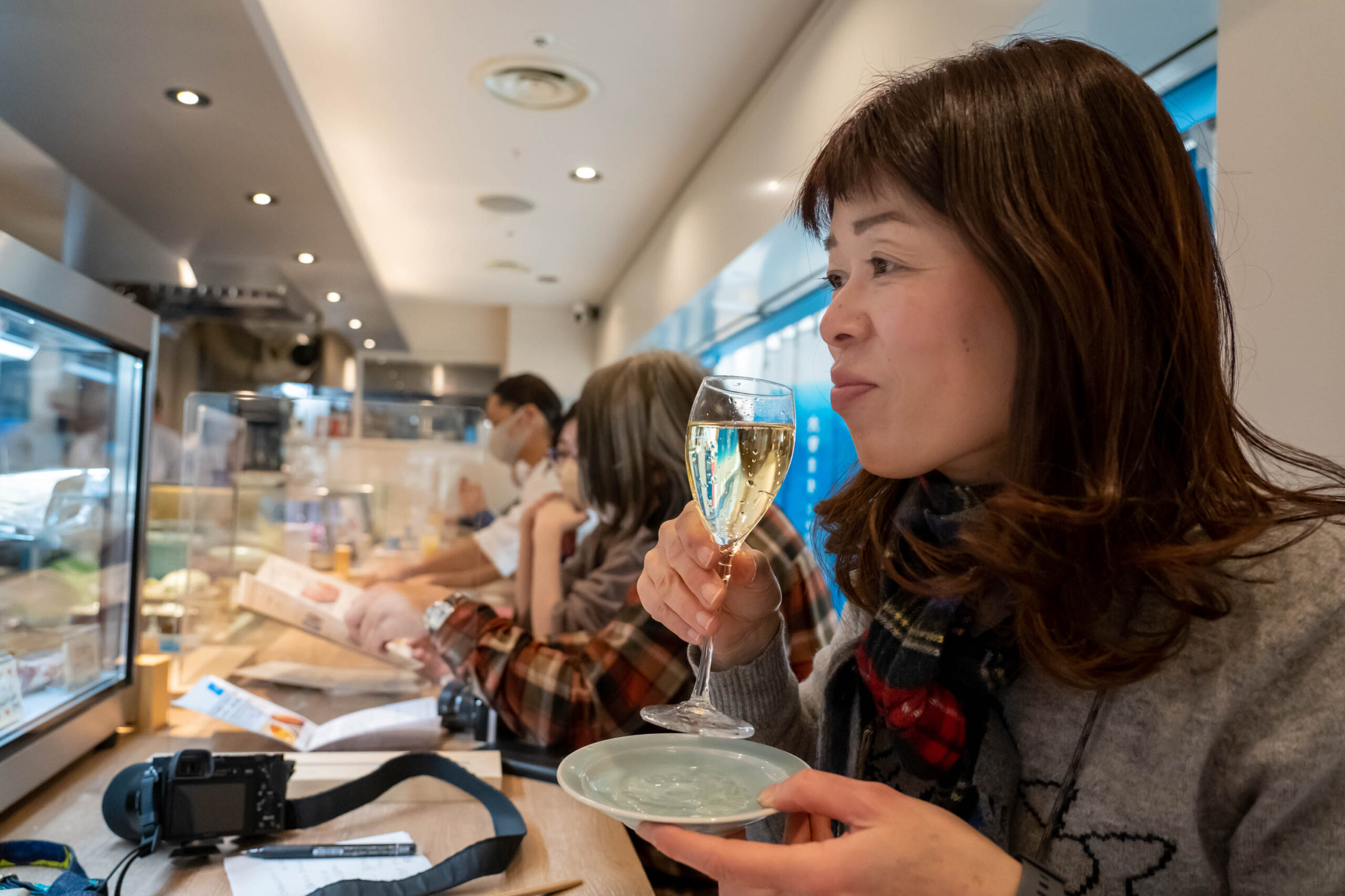 獲物(食べ物と酒)を見つめる目